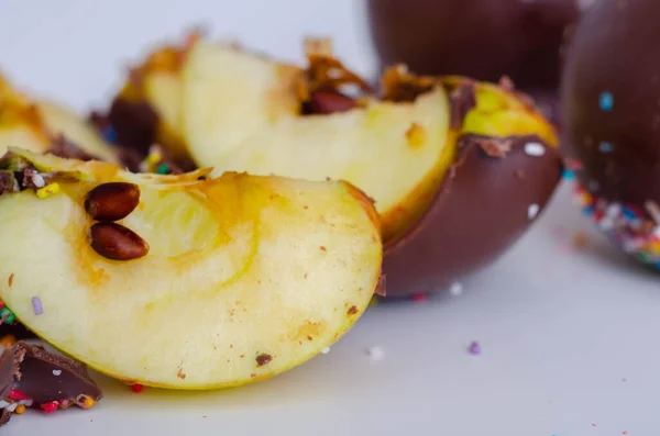 Stücke Bonbonapfel Mit Vollmilchschokolade Überzogen Und Mit Bunten Süßen Streusel — Stockfoto