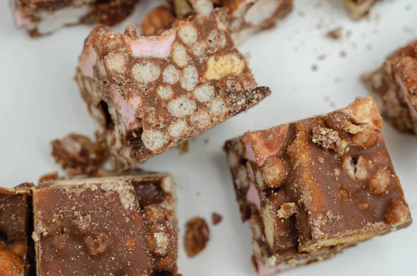 A marvelous mix of sultanas, marshmallows, biscuit pieces, crispy rice, and glace cherries covered in milk chocolate, mini rocky road bites