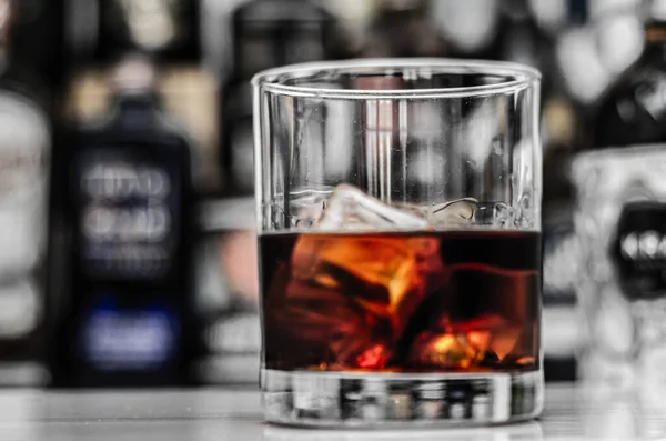 Ouderwets Glas Met Whisky Ijsblokjes Aan Bar Exclusieve Drank — Stockfoto