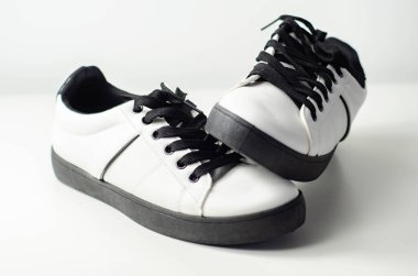 Siyah bağcıklı beyaz spor ayakkabılar, klasik spor ayakkabılar, günlük tarz.