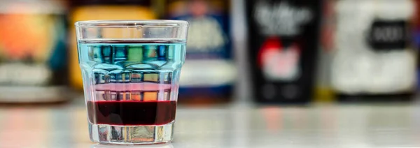 Une Boisson Multicolore Couches Tournée Sur Bar Préparé Par Barman — Photo