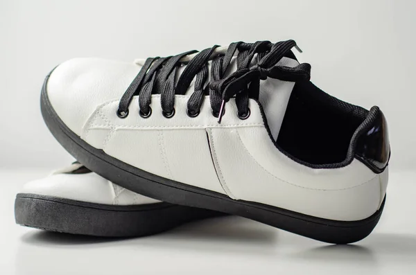 Zapatillas Blancas Con Cordones Negros Zapatos Deportivos Clásicos Estilo Casual —  Fotos de Stock