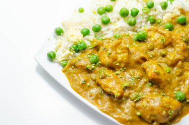 Yumurta pilavlı tavuk köri, baharatlı hindistancevizi soslu tavuk göğsü bezelye ve yumurtalı pilav, Hint yemeği.