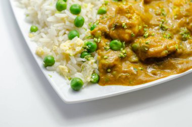 Yumurta pilavlı tavuk köri, baharatlı hindistancevizi soslu tavuk göğsü bezelye ve yumurtalı pilav, Hint yemeği.