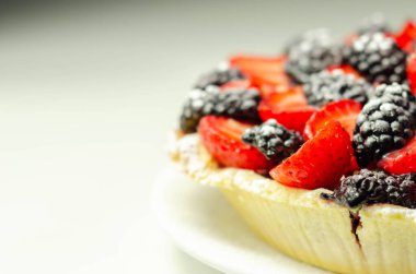 Tereyağı zenginleştirilmiş kısa hamur tatlısı çilek ve böğürtlen, renkli süslemeli mevsimlik pasta, pastane