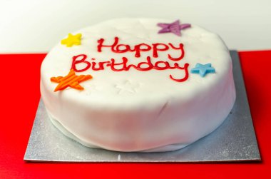 Doğum günü pastanız kutlu olsun, krema ve ahududu reçeli katmanlı sünger pastası, yumuşak süslemelerle süslenmiş, kutlama...