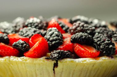 Tereyağı zenginleştirilmiş kısa hamur tatlısı çilek ve böğürtlen, renkli süslemeli mevsimlik pasta, pastane