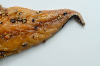 Sıcak tütsülenmiş İskoç uskumrusu fileto, çatlamış karabiber ve lezzetli balık.