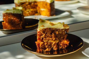 Krem peynirli tereyağlı, cevizli ve fırınlı havuçlu kek.