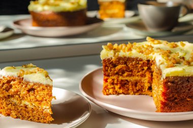 Krem peynirli tereyağlı, cevizli ve fırınlı havuçlu kek.