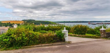 İngiliz kırsalında ilginç bir araba kullanımı, tipik İngiliz mimarisi.