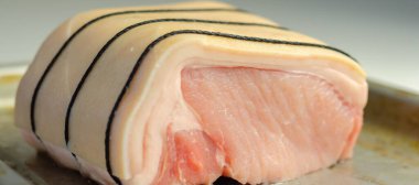 Kemiksiz domuz filetosu, iple bağlanmış fırın tepsisi, pişirmeye hazır çiğ et, geleneksel yemek.