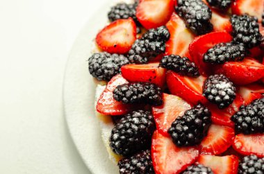 Tereyağı zenginleştirilmiş kısa hamur tatlısı çilek ve böğürtlen, renkli süslemeli mevsimlik pasta, pastane