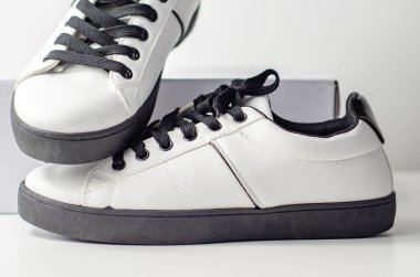 Siyah bağcıklı beyaz spor ayakkabılar, klasik spor ayakkabılar, günlük tarz.