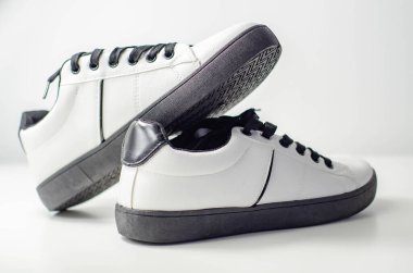 Siyah bağcıklı beyaz spor ayakkabılar, klasik spor ayakkabılar, günlük tarz.