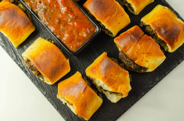 Pasteles Patty Rellenos Carne Picada Champiñones Cebolla Servidos Con Salsa — Foto de Stock