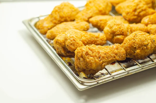 Chrupiące Skrzydełka Kurczaka Smażone Skrzydełka Kurczaka Metalowej Tacy Fast Food — Zdjęcie stockowe