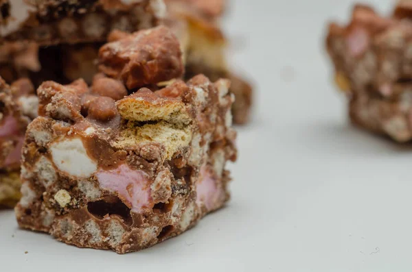 A marvelous mix of sultanas, marshmallows, biscuit pieces, crispy rice and glace cherries covered in milk chocolate, mini rocky road bites