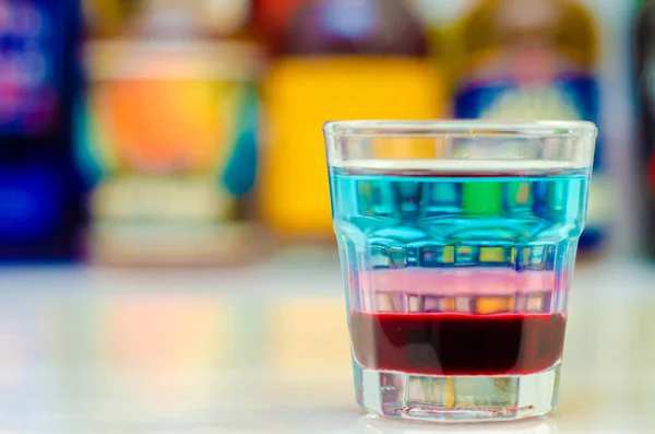 Uma Bebida Colorida Camadas Tiro Bar Preparado Pelo Barman Tempo — Fotografia de Stock