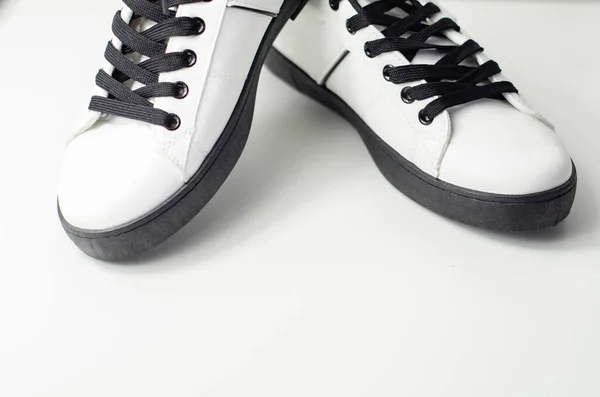 Zapatillas Blancas Con Cordones Negros Zapatos Deportivos Clásicos Estilo Casual — Foto de Stock