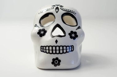 Meksika Ölüler Günü 'nden kalma seramik kafatası Calavera. Geleneksel süslemeler, Dia De Los Muertos için dekorasyon.