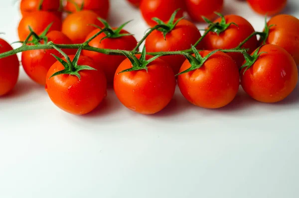 Recouvert Gouttes Eau Tomates Fraîches Avec Des Brins Sur Fond — Photo