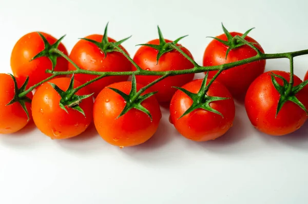 Recouvert Gouttes Eau Tomates Fraîches Avec Des Brins Sur Fond — Photo