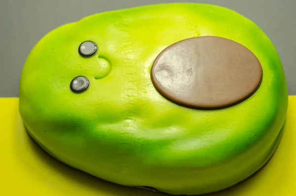 Torta Vegana Forma Aguacate Esponja Chocolate Con Una Capa Glaseado —  Fotos de Stock