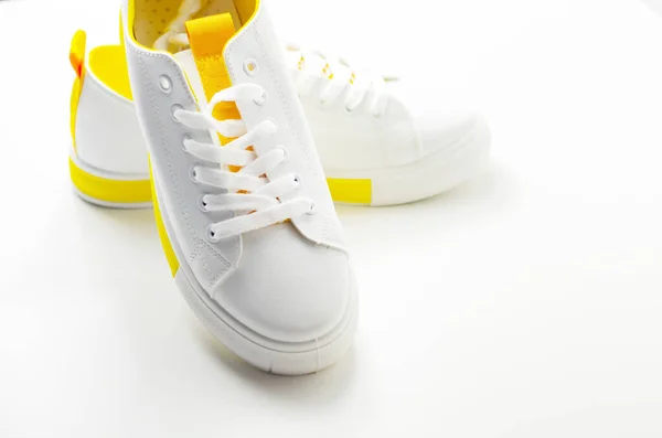 Białe Trampki Żółtymi Akcentami Klasyczne Buty Sportowe — Zdjęcie stockowe
