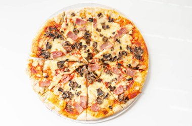 Geleneksel hamurlu, jambonlu, mantarlı ve mozzarellalı taze pişmiş büyük pizza, tipik İtalyan yemeği.