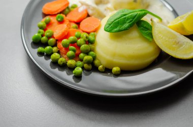Mornay, krem peynir soslu gevrek morina balığı, patates püresi, bezelye ve havuç, İngiliz klasik yemeği.