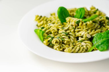 Pesto ve çam fıstıklı makarna salatası, regato peynirli fusilli makarna ve fesleğen soslu bebek ıspanağı, İtalyan yemeği.