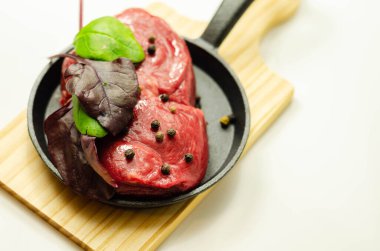 Kızartma, özel ve pahalı et için küçük bir tavada baharatlı çiğ biftek fileto.