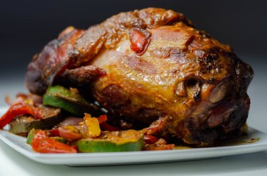 Izgara sebzeler, kırmızı ve sarı biberler, kabak ve kırmızı soğan ve taverna ile servis edilen domuz eti lokantası.