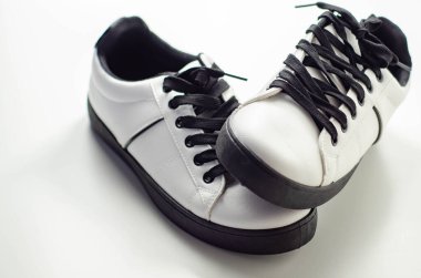Siyah bağcıklı beyaz spor ayakkabılar, klasik spor ayakkabılar, günlük tarz.