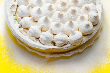 Limonlu pasta, tereyağı zenginleştirilmiş, kremalı limonla doldurulmuş, limonlu pasta, limonlu tart.