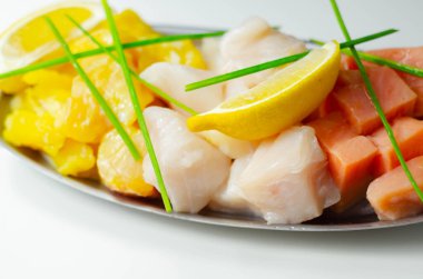 Balık turtası karışımı, çözülmüş, derisi yüzülmüş ve kemiksiz morina balığı, füme mezgit ve somon balığı, deniz ürünleri.