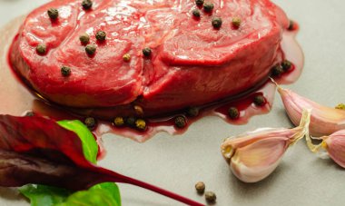 Biberli sığır fileto biftek ve sarımsak kızartma için hazır, özel ve pahalı et.