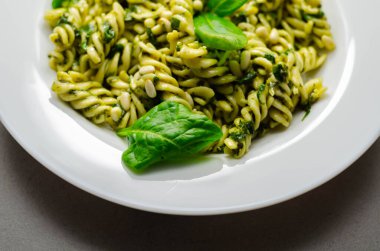 Pesto ve çam fıstıklı makarna salatası, regato peynirli fusilli makarna ve fesleğen soslu bebek ıspanağı, İtalyan yemeği.