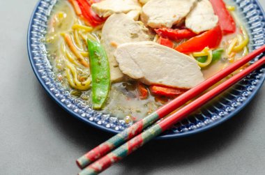 Zencefilli ve siyah mantarlı tavuk çorbası, yüksek proteinli buğday eriştesi, buğulanmış tavuk göğsü, jülyen havucu, kırmızı biber ve bezelye, ramen.