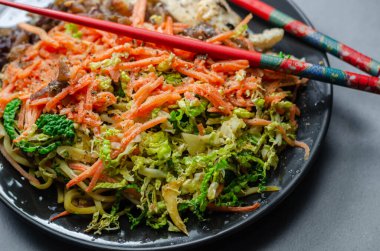 Yumurtalı erişte, havuç ve lahana ile pişirilmiş tavuk göğsü. Lezzetli bir yemek sosu, Asya yemeği.