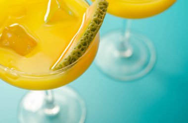 Votka, likör ve taze kavuna dayalı bir bayram kokteyli. Yaz mevsiminde bir barmenin hazırladığı ferahlatıcı bir içecek.