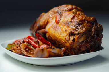 Izgara sebzeler, kırmızı ve sarı biberler, kabak ve kırmızı soğan ve taverna ile servis edilen domuz eti lokantası.