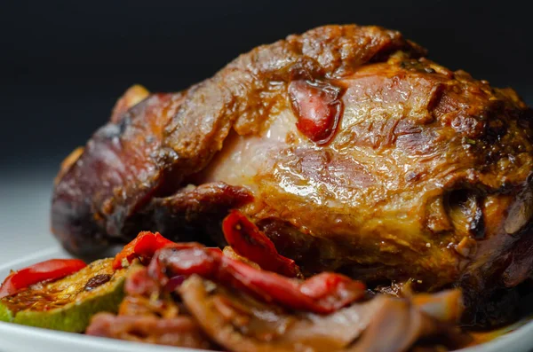 Izgara sebzeler, kırmızı ve sarı biberler, kabak ve kırmızı soğan ve taverna ile servis edilen domuz eti lokantası.