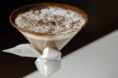 Çikolata parçacıklarıyla süslenmiş yumuşak süt köpüklü fındıklı kahve kokteyli. Paskalya tavşanı şeklinde peçete ve tatlı bir içecekle servis ediliyor.