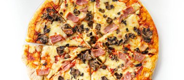 Geleneksel hamurlu, jambonlu, mantarlı ve mozzarellalı taze pişmiş büyük pizza, tipik İtalyan yemeği.