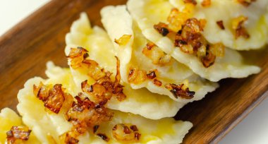 Kızarmış soğan, geleneksel Polonya, Rus ve Ukrayna mutfağı serpiştirilmiş hamur tatlısı, lezzetli