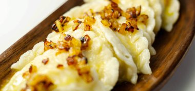 Kızarmış soğan, geleneksel Polonya, Rus ve Ukrayna mutfağı serpiştirilmiş hamur tatlısı, lezzetli