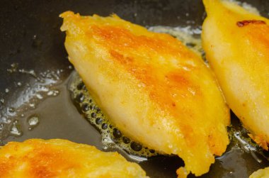 Ev yapımı tereyağlı mantı, geleneksel Doğu Avrupa yemeği.