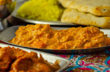 Tavuk Madras ve Tavuk Tikka Masala ile Pilau Rice, Naan Ekmekleri ve geleneksel Hint yemeği olan soğan Bhajis.